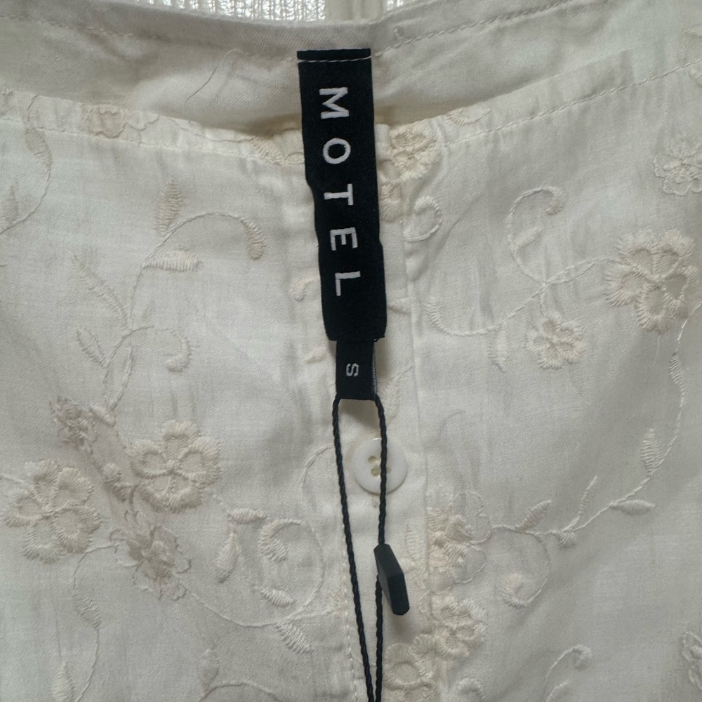 Motel Zaraku Top in Fresia Broderie Ivory - Picture 9 of 14